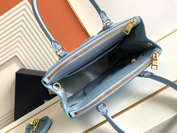 プラダバッグ着用イメージ